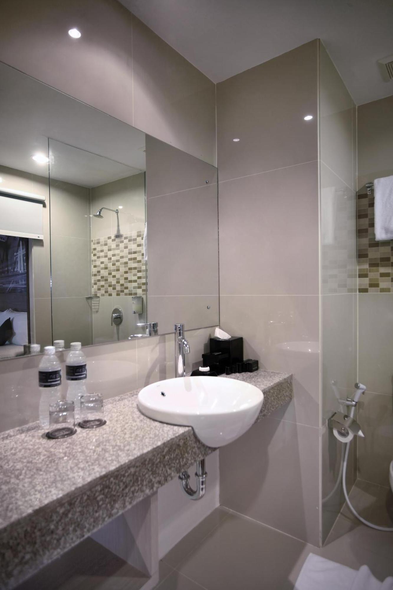 Hotel Neo Candi Simpang Lima - Semarang By Aston Buitenkant foto