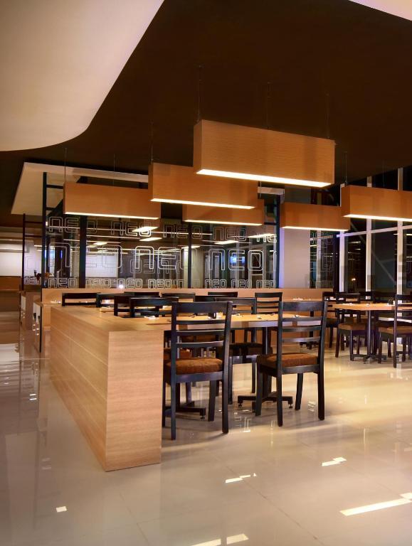 Hotel Neo Candi Simpang Lima - Semarang By Aston Buitenkant foto