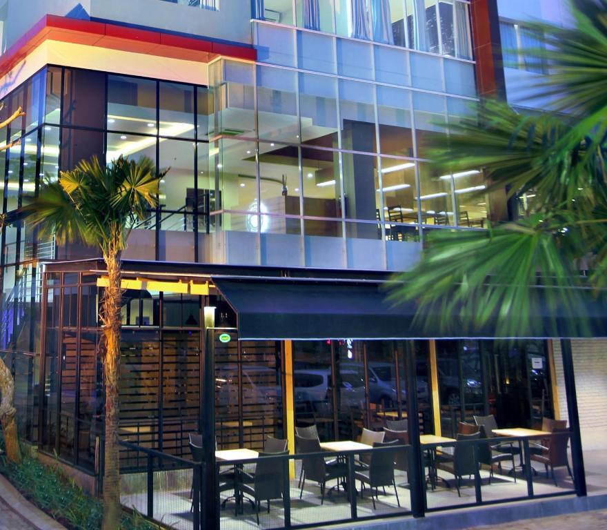 Hotel Neo Candi Simpang Lima - Semarang By Aston Buitenkant foto