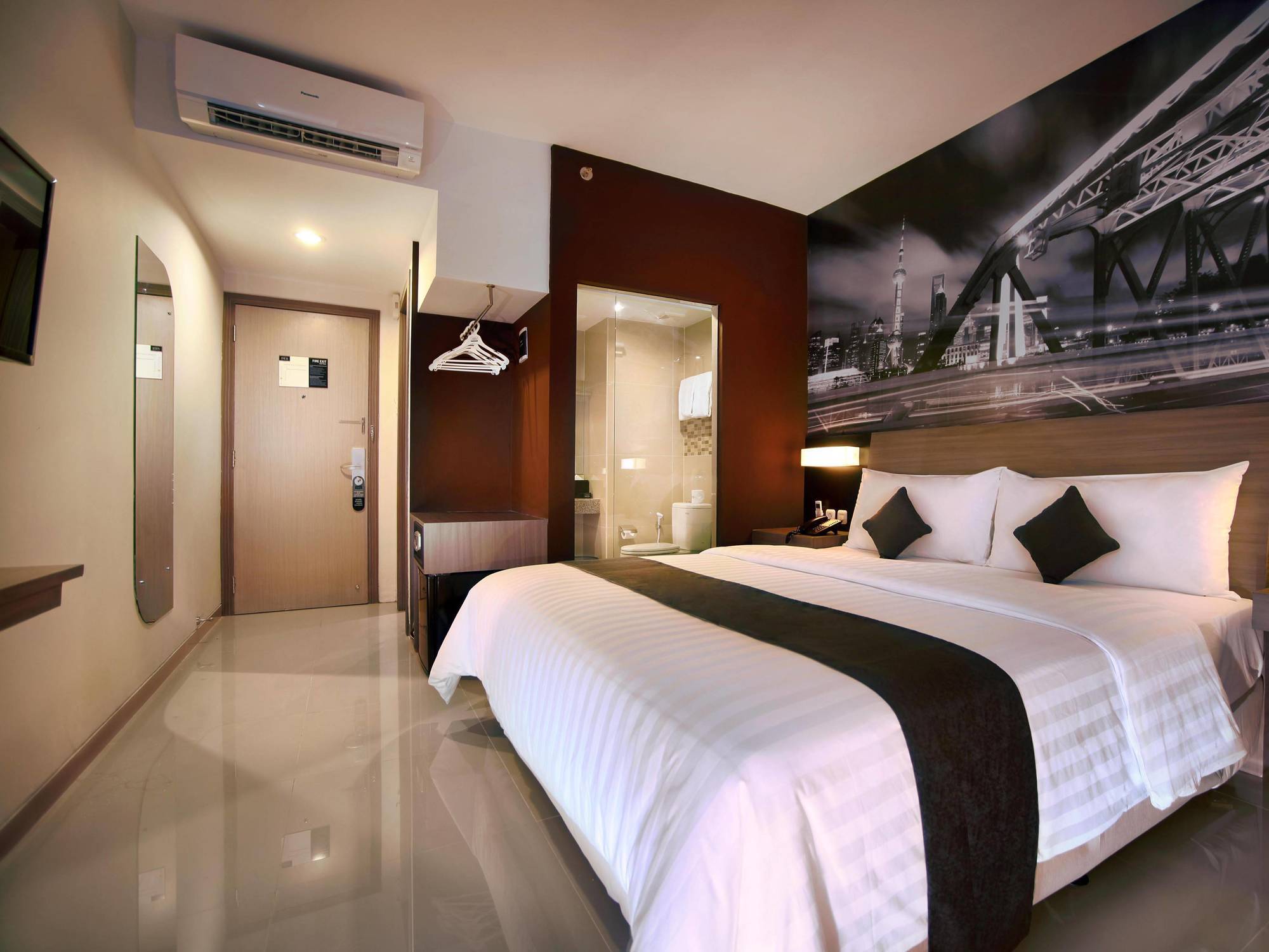 Hotel Neo Candi Simpang Lima - Semarang By Aston Buitenkant foto