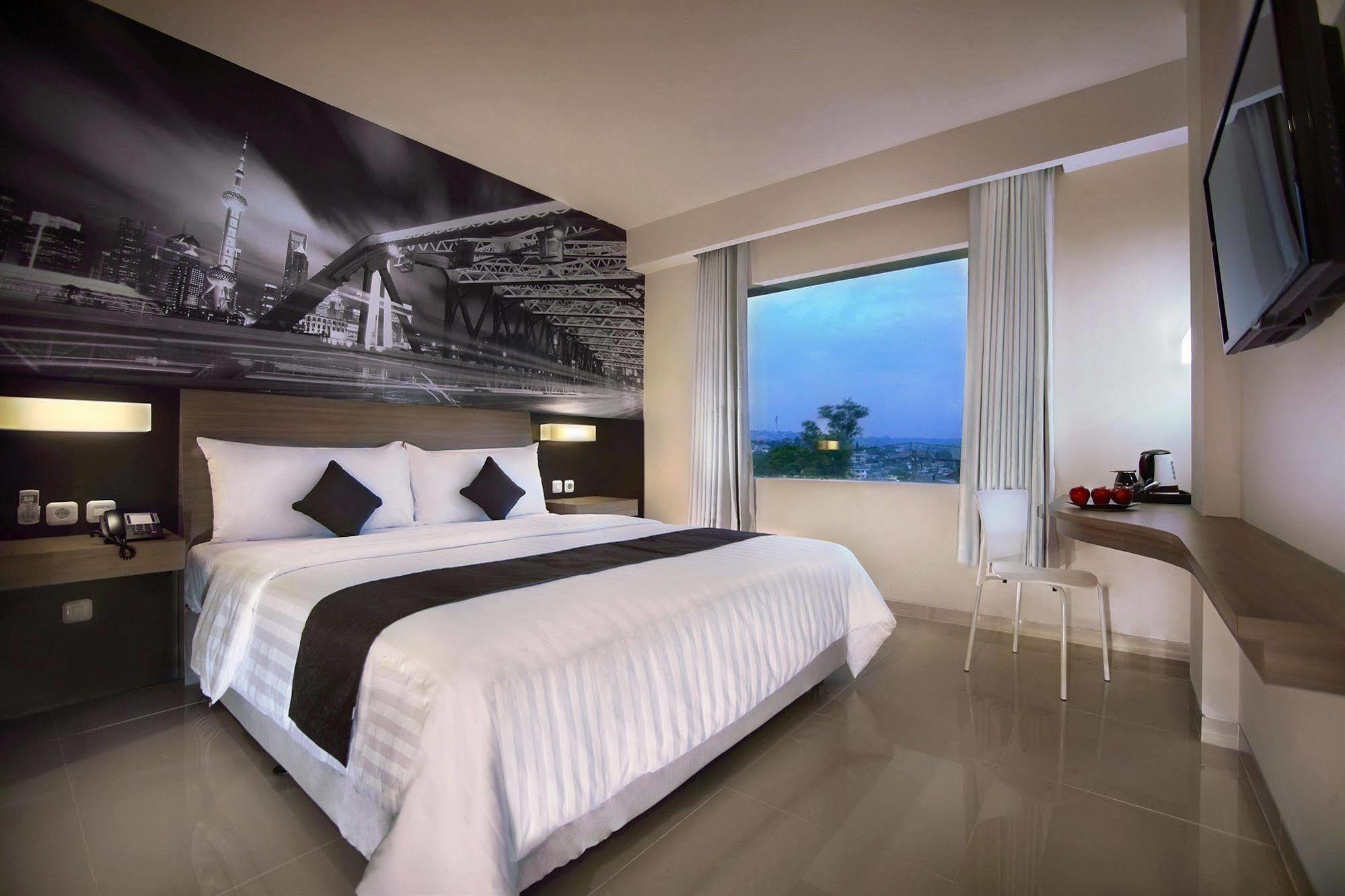 Hotel Neo Candi Simpang Lima - Semarang By Aston Buitenkant foto