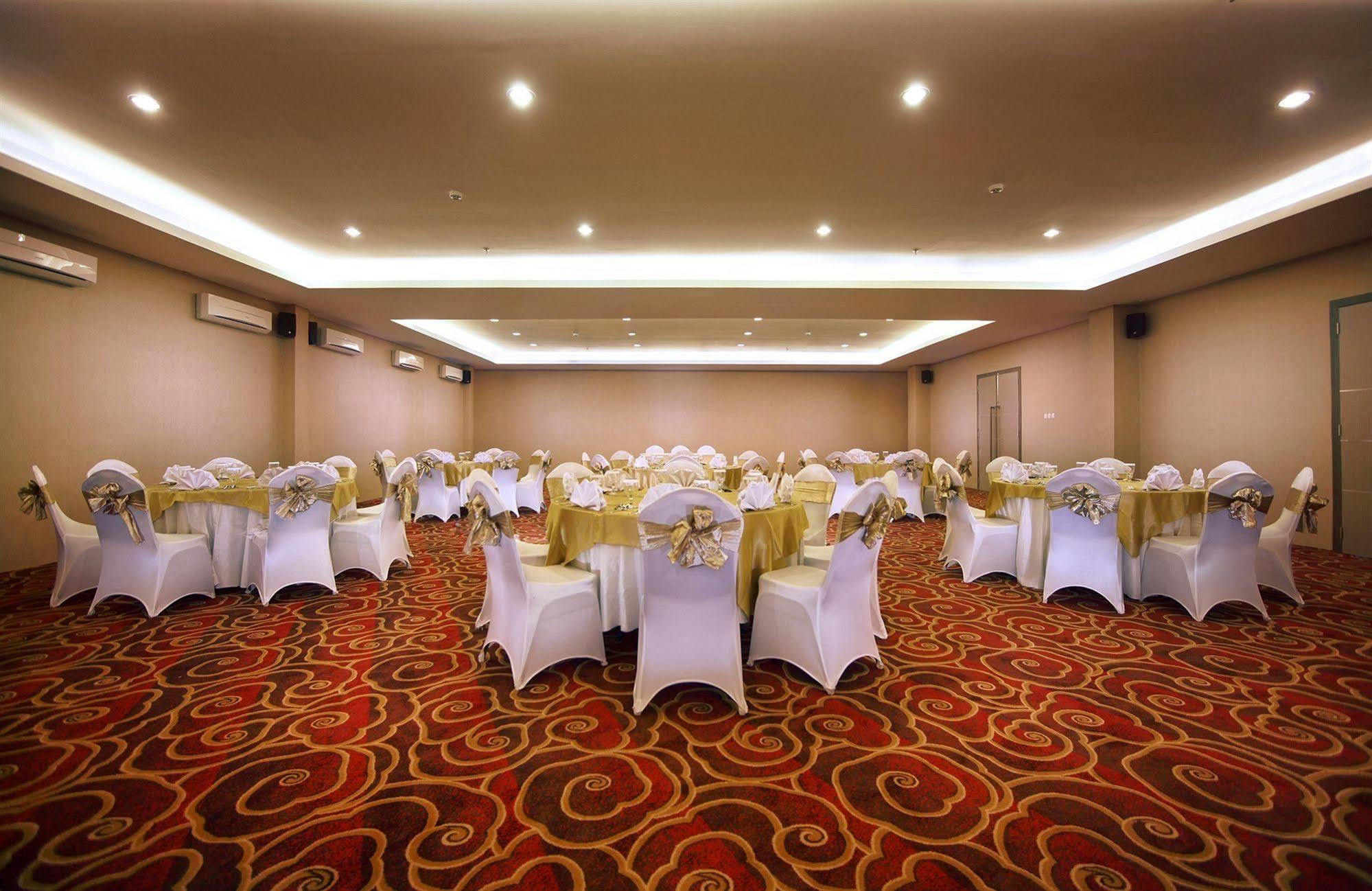 Hotel Neo Candi Simpang Lima - Semarang By Aston Buitenkant foto