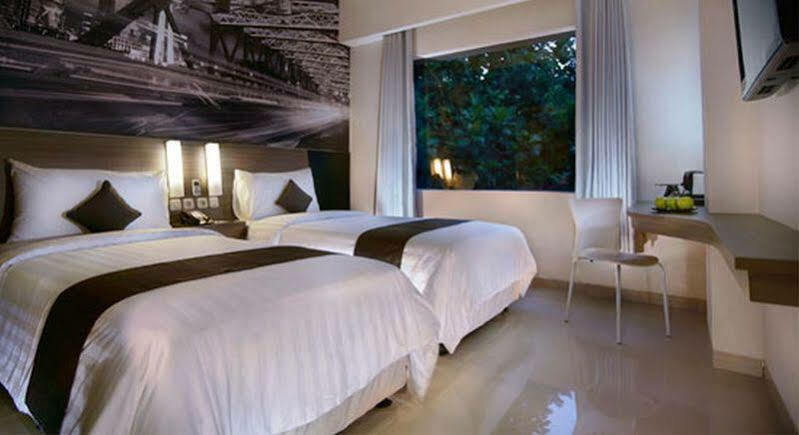 Hotel Neo Candi Simpang Lima - Semarang By Aston Buitenkant foto